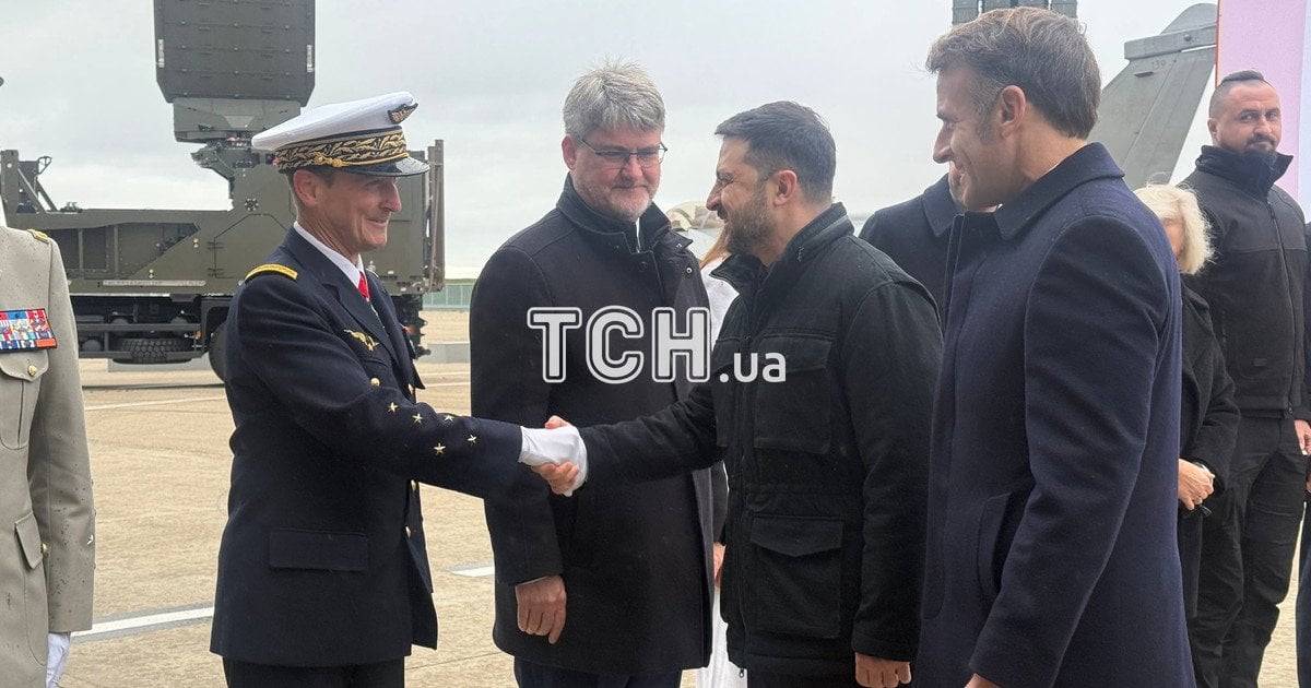 Владимир Зеленский и Эмманюэль Макрон во время встречи во Франции 17 ноября
