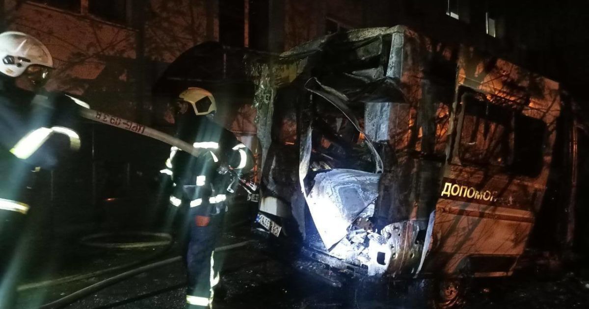 В результате возгорания скорой в центре Киева погибла 92-летняя женщина. Фото: КМВА