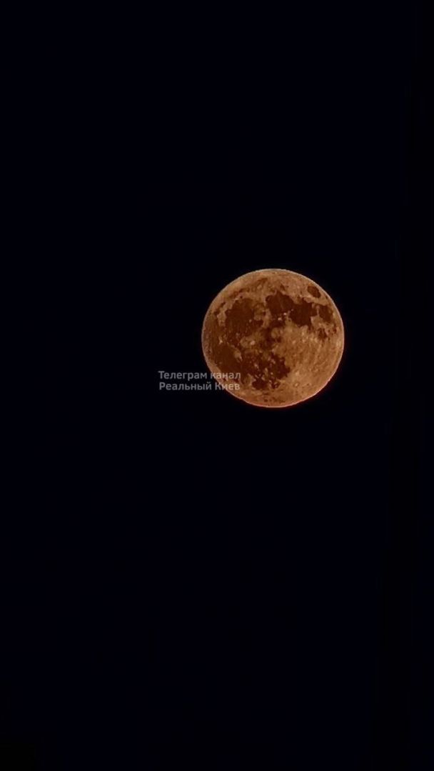 У Києві помітили незвичайний Місяць / © із соцмереж