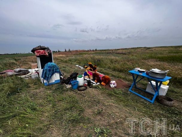 Люди на затопленому півдні виносять в поля врятовані речі / © ТСН.ua