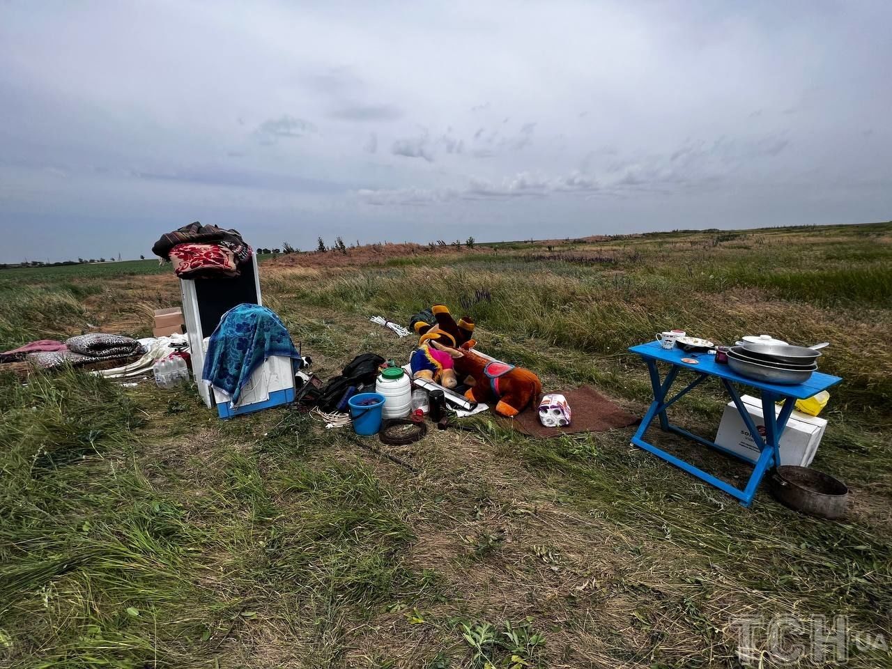Люди на затопленому півдні виносять в поля врятовані речі / © ТСН.ua