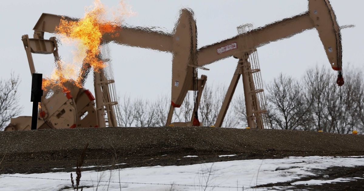 На російському нафтовому родовищі горіла нафта