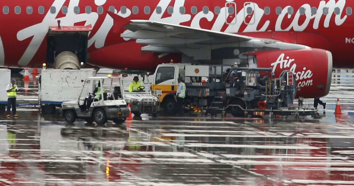 Самолет AirAsia мог затонуть, считают эксперты