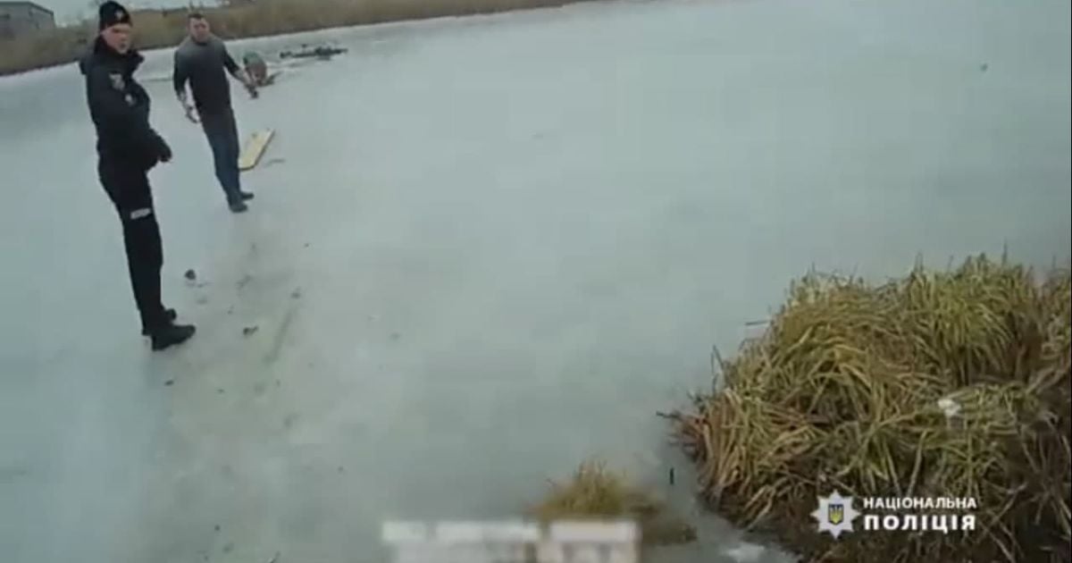 В Дружковке из ледяной воды сообща достали неизвестного мужчину (видео)