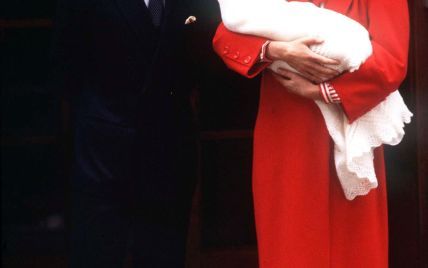 В ожидании фотографий бэби-Сассекса: как принцесса Диана выходила к фотографам с маленьким принцем Гарри на руках