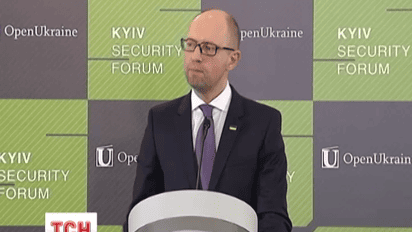 Яценюк призвал США и ЕС не оставлять Украину