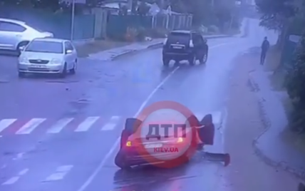 Біля супермаркету під Києвом позашляховик розбив припарковані авто і Tesla з дитиною: відео