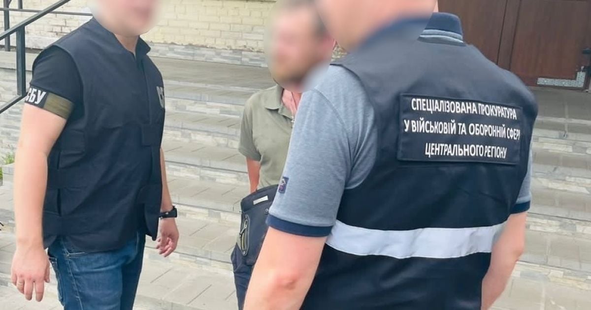 ДБР поймало начальника военкомата и полицейского, которые за 50 тыс. грн обещали "отмазать" от призыва (фото)