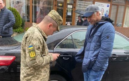 Экс-генпрокурору Рябошапке вручили повестку в военкомат (фото, видео)