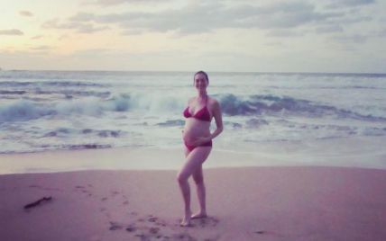 Беременная Энн Хэтэуэй неожиданно показала фигуру в бикини