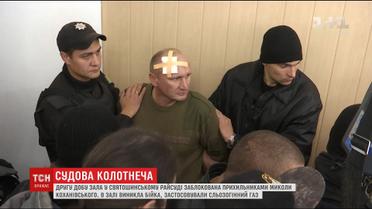 Другу добу зала у Святошинському суді заблокована прихильниками Коханівського