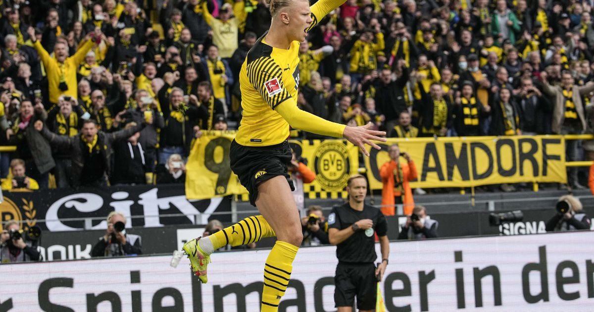 Секрет успеха: второй самый дорогой футболист планеты раздавал автографы с морковкой во рту (видео)