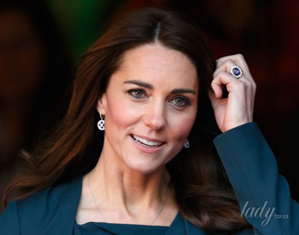 Поклонники волнуются: почему герцогиня Кейт сняла помолвочное кольцо 2