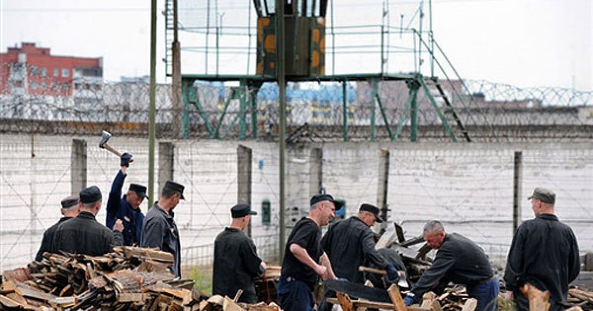 Иллюстрация. Не гнушаются оккупанты и преступниками