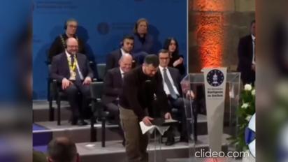 В Германии во время выступления Зеленского упала премия Карла Великого