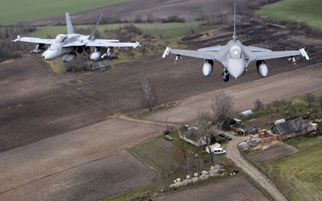 НАТО проводит учения пилотов истребителей для быстрого обнаружения воздушных шпионов РФ / © Reuters