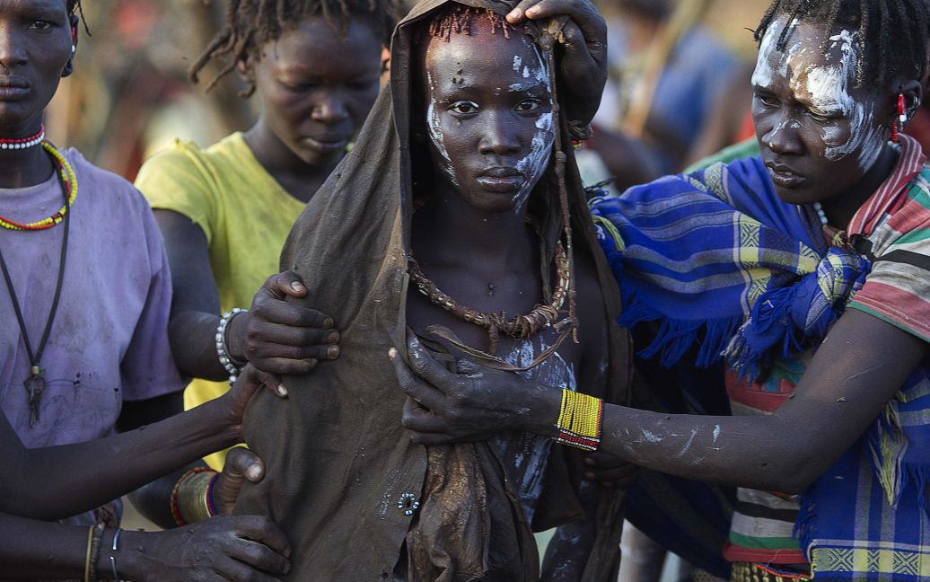 Маленькі дівчата переживають страшні тортури через обряд / © Reuters