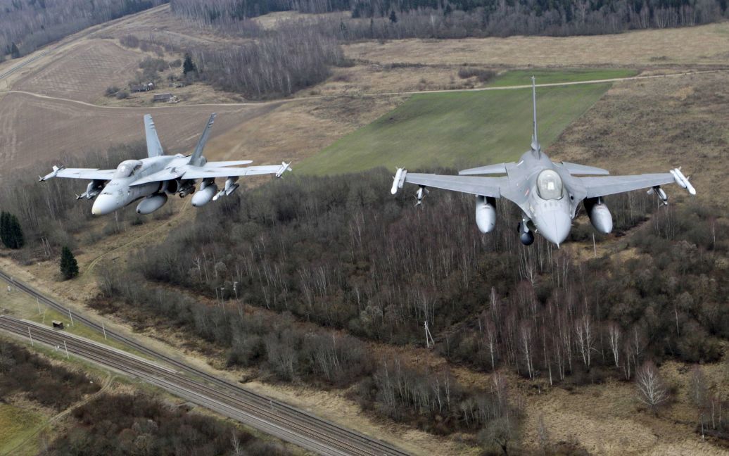 НАТО проводит учения пилотов истребителей для быстрого обнаружения воздушных шпионов РФ / © Reuters