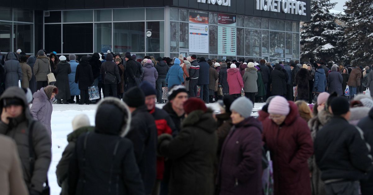 Люди стоять в чергах за гуманітаркою, яка приїжджає раз на місяць. / © Reuters