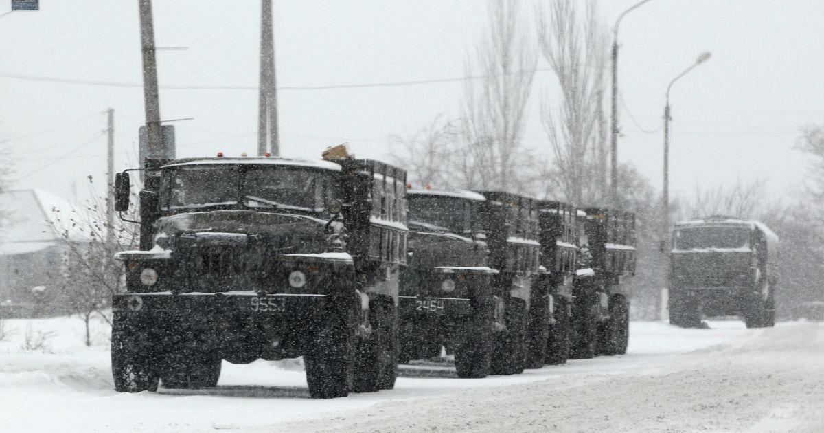 Десятки грузовиков из России ежедневно привозят боеприпасы на Донбасс