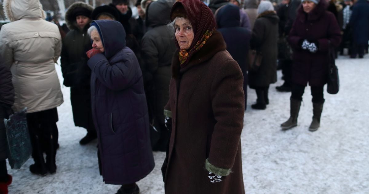 Люди стоять в чергах за гуманітаркою, яка приїжджає раз на місяць. / © Reuters