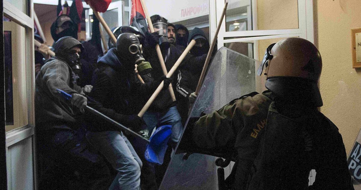 Массовые протесты переросли в драку с правоохранителями / © Reuters