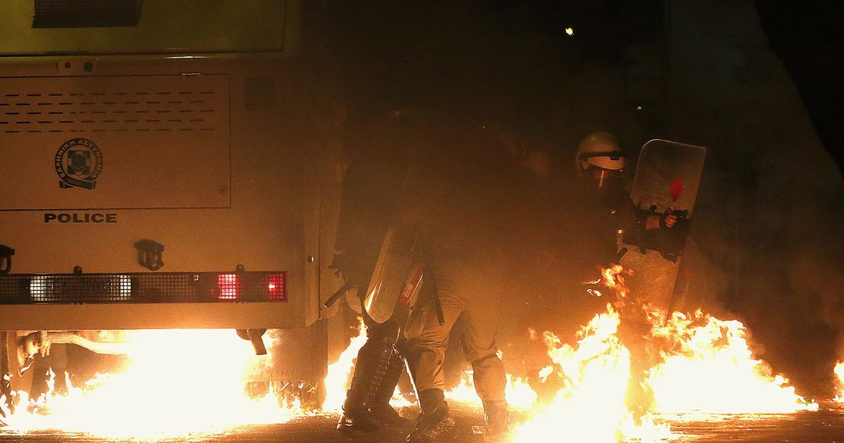 Массовые протесты переросли в драку с правоохранителями / © Reuters