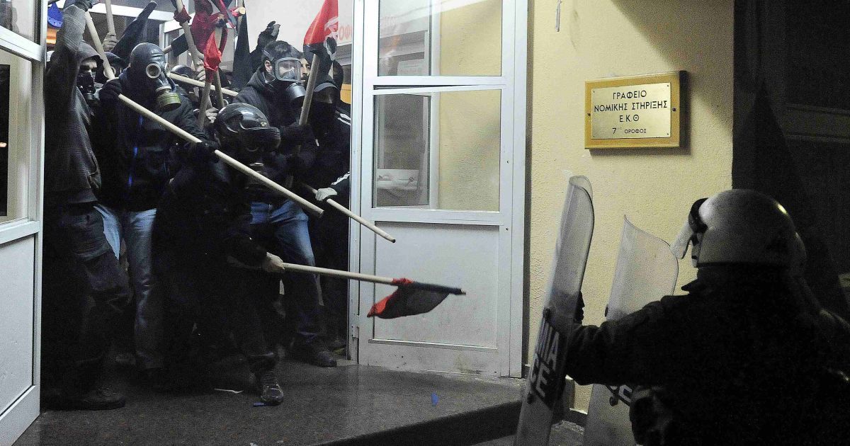 Массовые протесты переросли в драку с правоохранителями / © Reuters