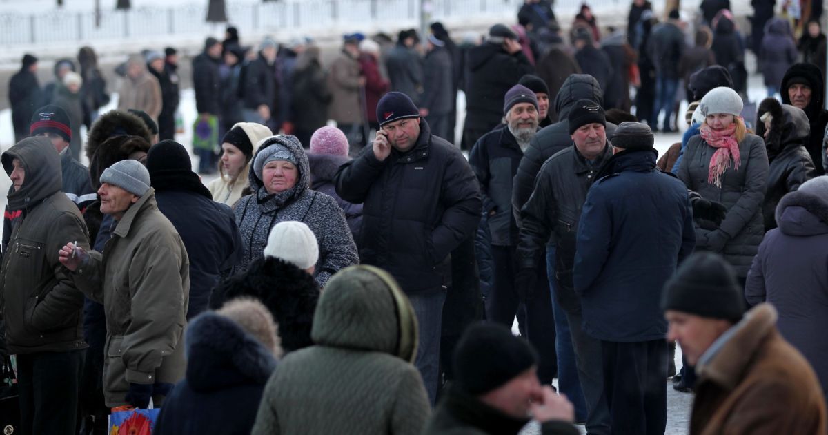 Люди стоять в чергах за гуманітаркою, яка приїжджає раз на місяць. / © Reuters