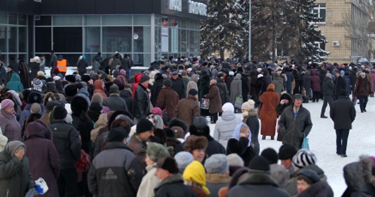 Люди стоять в чергах за гуманітаркою, яка приїжджає раз на місяць. / © Reuters