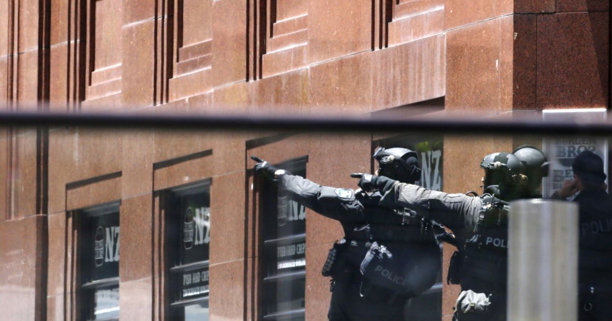 Заложников удерживают неизвестные в кафе в центре Сиднея / © Reuters