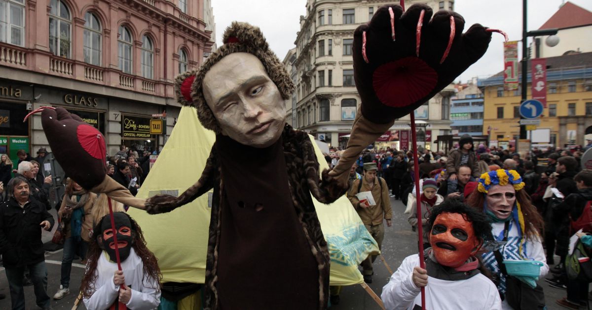 Чехи вивели на вулицю &laquo;кривавого ведмедя&raquo; Путіна та показали червону картку президенту Земану