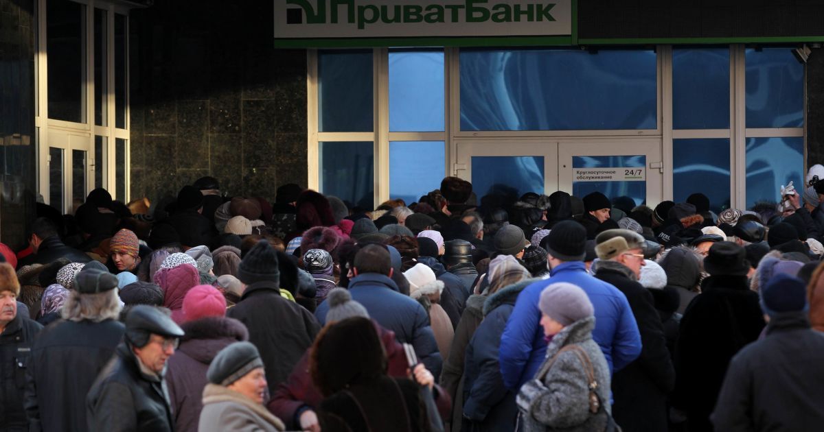 Люди стоять в чергах за гуманітаркою, яка приїжджає раз на місяць. / © Reuters