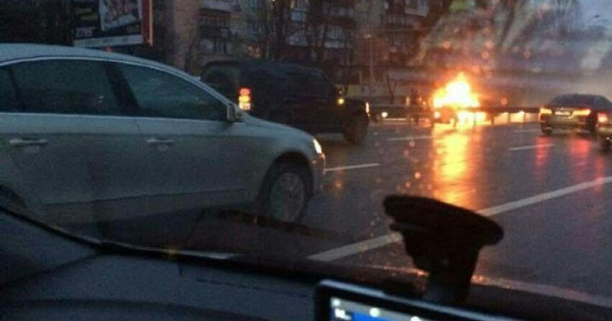 У Києві біля однієї зі станцій метро спалахнуло авто, жвавий проспект скували затори