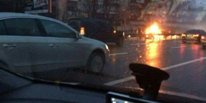В Киеве возле одной из станций метро вспыхнуло авто, оживленный проспект сковали пробки