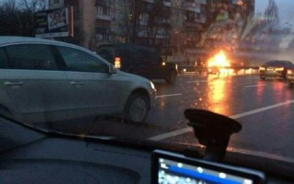В Киеве возле одной из станций метро вспыхнуло авто, оживленный проспект сковали пробки