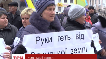 Понад три сотні жителів села Злинка протестують на центральній площі Кіровограда