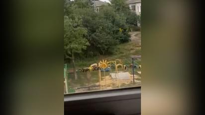 Под Харьковом голый мужчина ползал на детской площадке