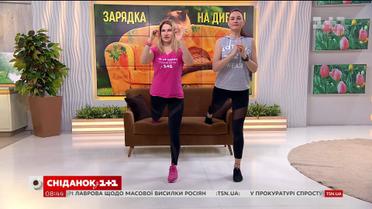 Ксенія Литвинова показала вправи, які можна виконувати, не відходячи від дивана