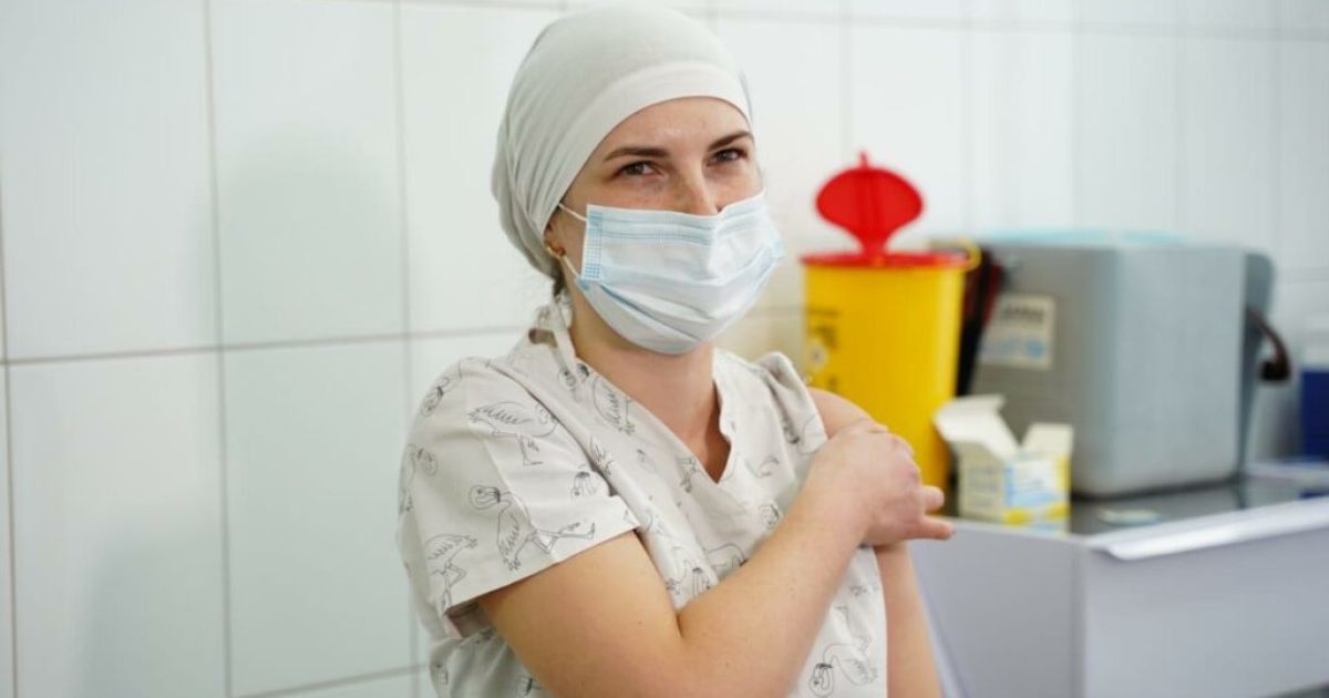 У Київській області вакцинували першу лікарку: вона розповіла, як це було (фото)