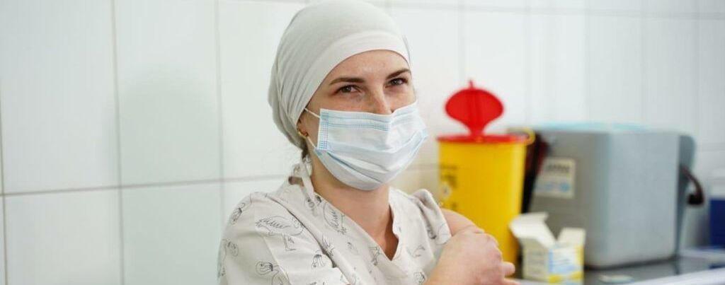В Киевской области вакцинировали первого врача: она рассказала, как это было (фото)