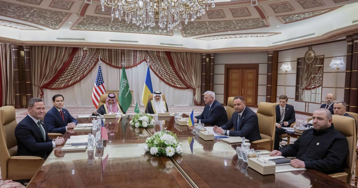 Зліва направо: радник США з національної безпеки Майк Волтц, держсекретар Марко Рубіо, міністр закордонних справ Саудівської Аравії, радник з національної безпеки Саудівської Аравії, міністр закордонних справ Андрій Сибіга, глава ОП Андрій Єрмак і міністр оборони Рустем Умеров