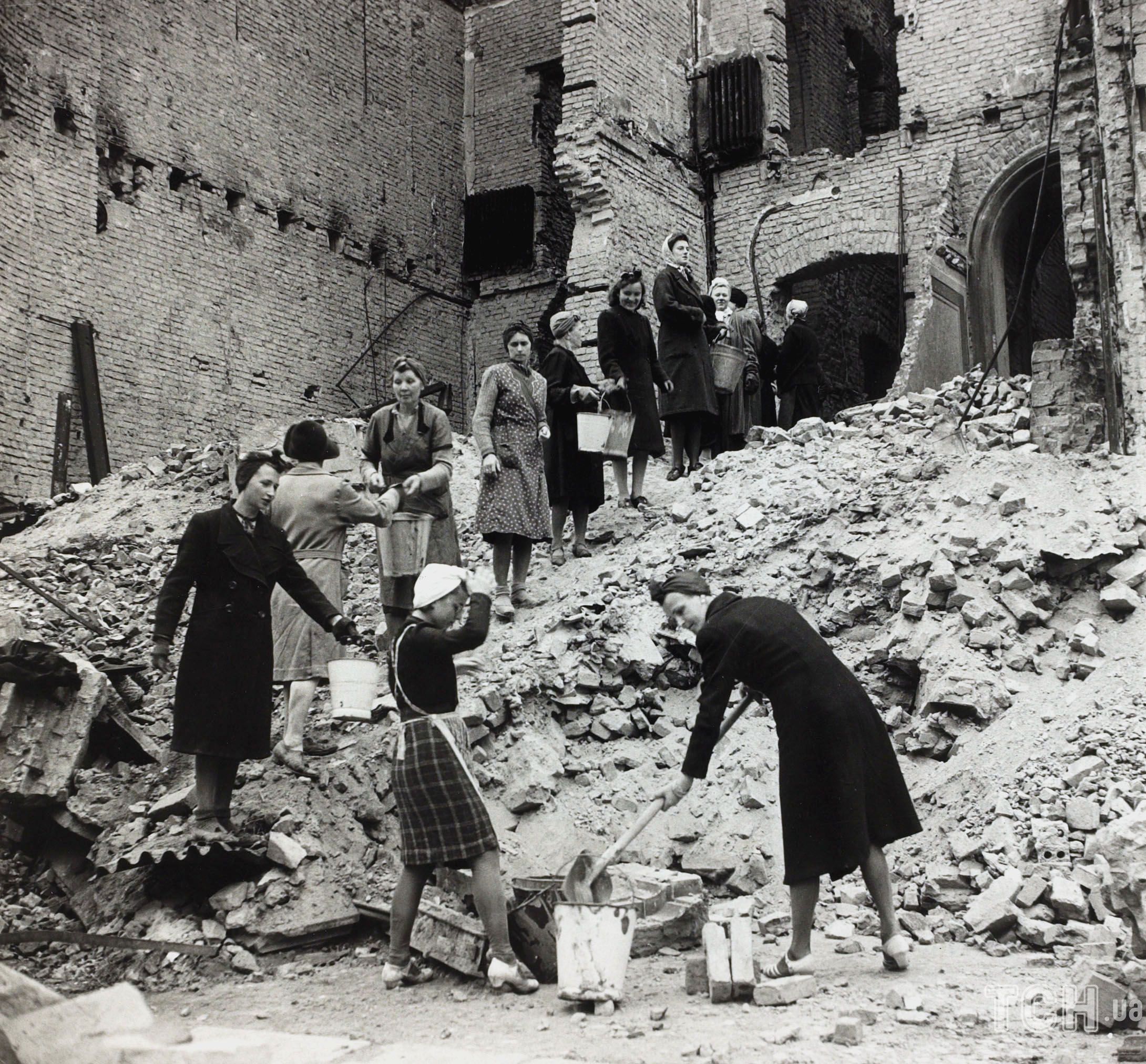 Берлин, 1945 год. Немецкие женщины разбирают завалы после бомбардировок / © Getty Images