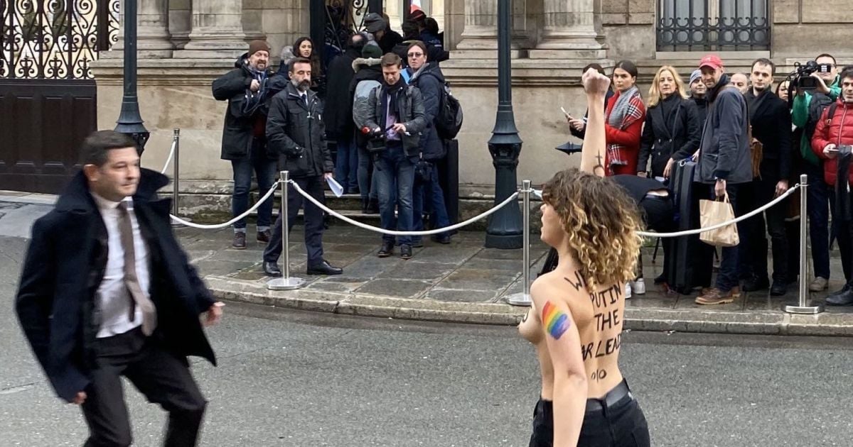 "Зупиніть путінську війну". Гологруді Femen влаштували акцію у Парижі