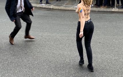 "Остановите путинскую войну". Femen c голой грудью устроили акцию в Париже