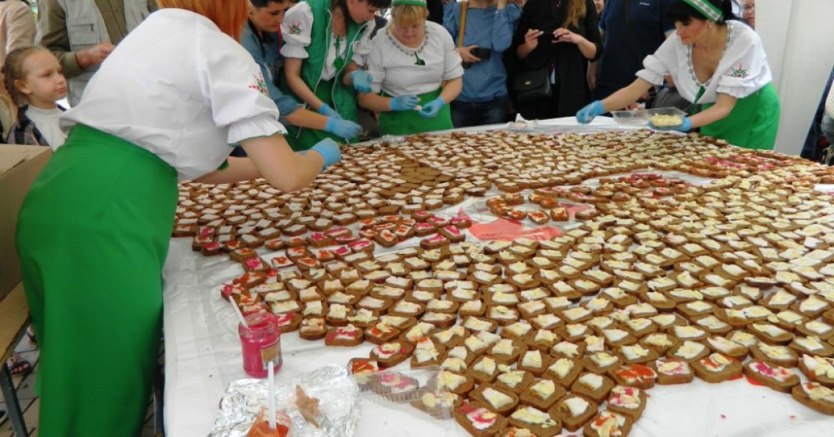 В Виннице создали огромный бутерброд с салом в форме карты / © Gazeta.ua