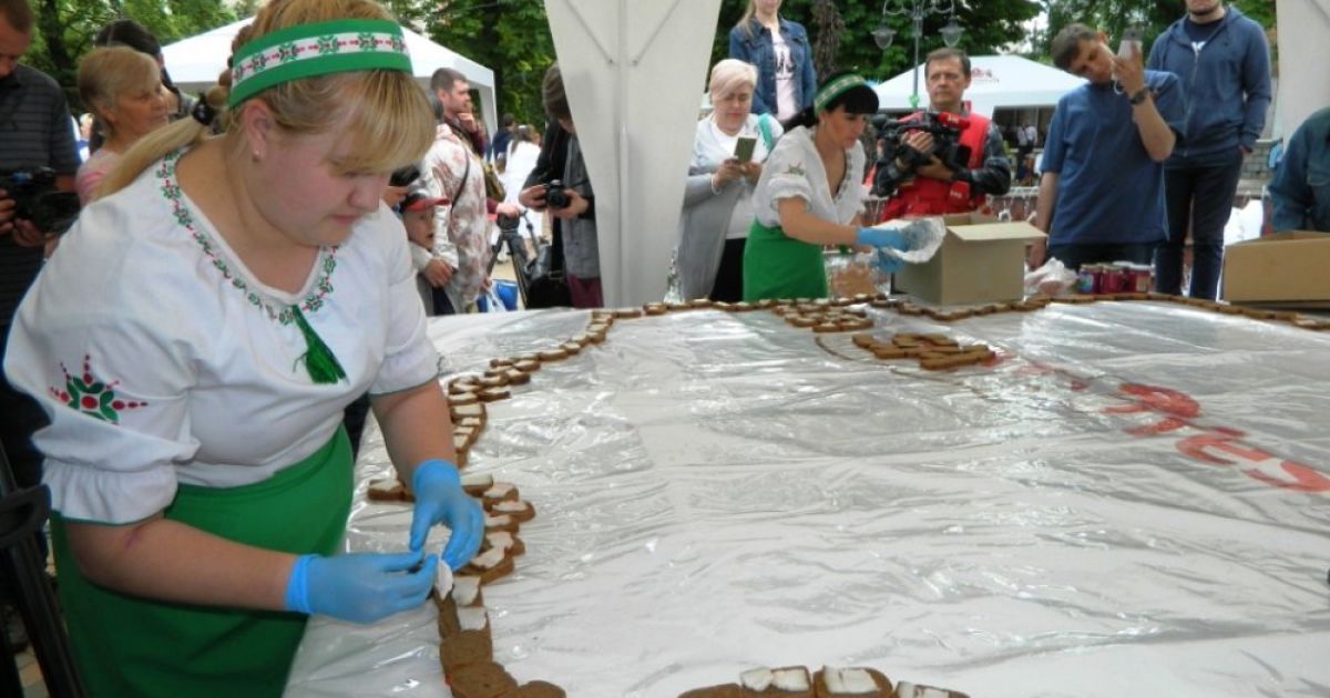 В Виннице создали огромный бутерброд с салом в форме карты / © Gazeta.ua