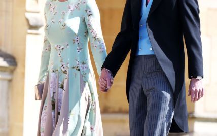В "цветочном платье" и шляпке: беременная Пиппа Миддлтон с мужем приехала на королевскую свадьбу