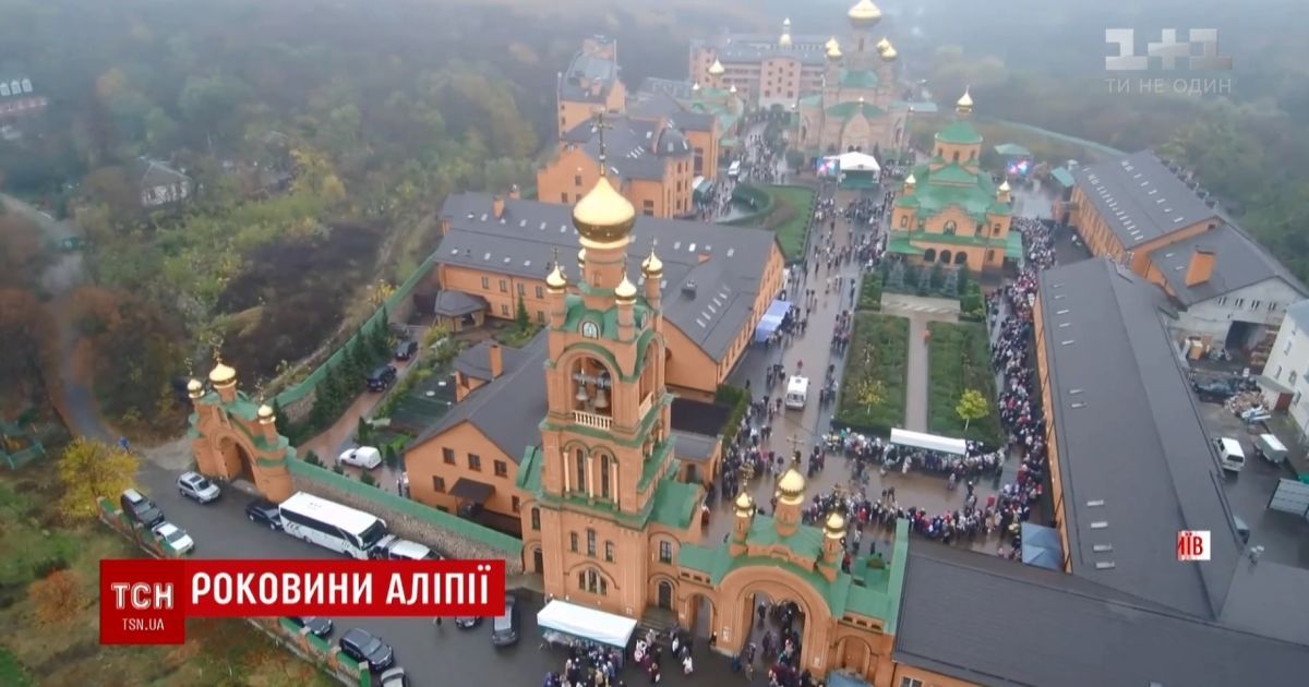 У Києві тисячі людей вклонилися прахові черниці Аліпії