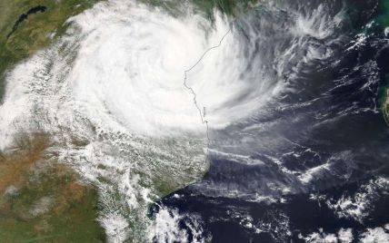 "Самое страшное бедствие в истории страны". В Мозамбике мощный циклон затопил дома и уничтожил 90% города